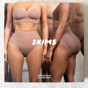 New SKIMS Seamless Sculp High waist brief w/box - Small
